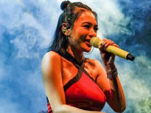 Wika Salim hebohkan jagat maya pamer penampilannya yang berkeringat saat berada di atas panggung yang menjadi pusat perhatian publik.