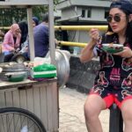 Cekricek.id - Sosok cantik Angela Lee dipuji netizen jadi semakin receh. Apalagi saat pose sedang makan bakso di pinggir jalan