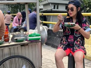 Cekricek.id - Sosok cantik Angela Lee dipuji netizen jadi semakin receh. Apalagi saat pose sedang makan bakso di pinggir jalan