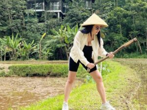Cekricek.id - Artis cantik Angela Lee justru dijuluki oleh netizen sebagai seorang aligator betina. Saat pamer kebolehan nyangkul di sawah