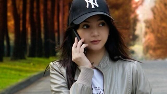 Cekricek.id - Artis cantik Angelica Simperler selalu dipuji netizen masih terlihat seperti ABG. Padahal kini telah menginjak angka di usia 36 tahun.