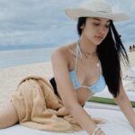 Cekricek.id - Rupanya Anya Geraldine memiliki salah satu hobi yang begitu unik, yaitu memiliki kebiasaan untuk membaca buku kenakan bikini