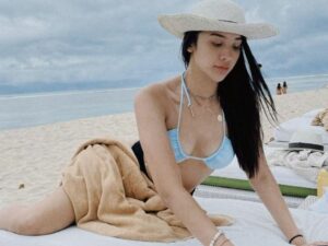 Cekricek.id - Rupanya Anya Geraldine memiliki salah satu hobi yang begitu unik, yaitu memiliki kebiasaan untuk membaca buku kenakan bikini