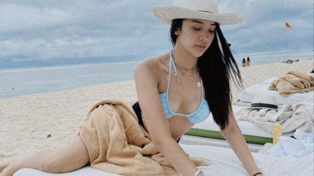 Cekricek.id - Rupanya Anya Geraldine memiliki salah satu hobi yang begitu unik, yaitu memiliki kebiasaan untuk membaca buku kenakan bikini
