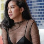 Cekricek.id - Banyak pria tak bisa berpaling ketika melihat penampilan Atien Simon. Terutama saat kenakan pakai berjaring hitam