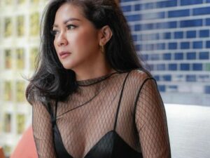 Cekricek.id - Banyak pria tak bisa berpaling ketika melihat penampilan Atien Simon. Terutama saat kenakan pakai berjaring hitam
