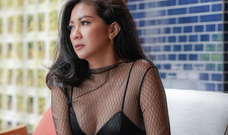 Cekricek.id - Banyak pria tak bisa berpaling ketika melihat penampilan Atien Simon. Terutama saat kenakan pakai berjaring hitam