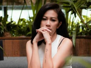 Cekricek.id - Ternyata penampilan seksi dari seorang Atien Simon bisa membuat teman anaknya ikut terpincut, untungnya masih wajar