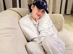 Cekricek.id - Ayu Ting Ting sampai memajang 2 sosok foto pria tampan sebagai softcase ponsel miliknya, siapakah sosok pria tersebut?