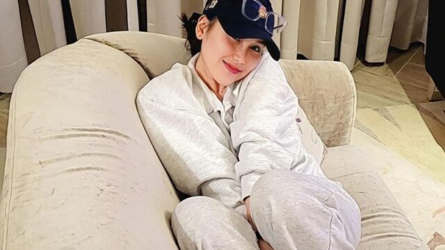Cekricek.id - Ayu Ting Ting sampai memajang 2 sosok foto pria tampan sebagai softcase ponsel miliknya, siapakah sosok pria tersebut?