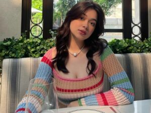 Cekricek.id - Netizen kali ini dibuat pusing ketika melihat outfit yang dikenakan oleh Rebecca Klopper. Cantiknya bikin netizen jadi pusing