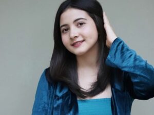 Cekricek.id - Artis sekaligus juga selebgram cantik Bulan Sutena selalu dipuji dikarenakan penampilannya yang begitu natural, intip potret cantiknya