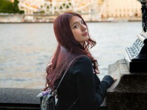 Cekricek.id - Sejumlah potret jalan-jalan yang dilakukan oleh Cassandra Lee selalu dipuji membuat netizen. Intip potrenya yang bikin mood