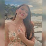 Cekricek.id - Gaun cantik yang seksi dikenakan oleh Cassandra Lee rupanya mendapat banyak pujian dari netizen, serasi dengan paras dan alam