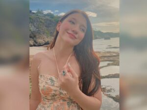Cekricek.id - Gaun cantik yang seksi dikenakan oleh Cassandra Lee rupanya mendapat banyak pujian dari netizen, serasi dengan paras dan alam