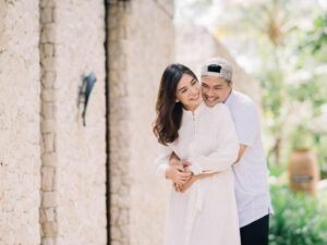 Cekricek.id- Sudah memiliki 2 orang anak tetapi gaya Chelsea Olivia dan suami masih seperti pacaran ala ABG, begini potret mesranya