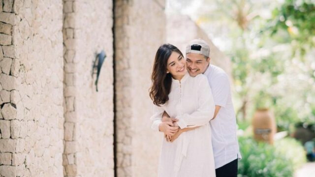 Cekricek.id- Sudah memiliki 2 orang anak tetapi gaya Chelsea Olivia dan suami masih seperti pacaran ala ABG, begini potret mesranya