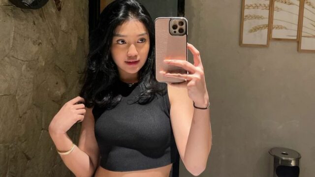 Cekricek.id - Banyak dari netizen yang kali ini memberikan pujian berkait untuk penampilan Chika Chandrika saat pamer perut rata