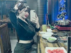 Cekricek.id - Penyanyi dangdut Cupi Cupita ternyata menunjukkan hobi aslinya yaitu sangat suka makan, tapi celananya makin longgar