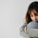 Cekricek.id - Sejumlah terapis kini membongkar berkaitan dengan mitos tentang depresi, gak sembuh hanya karena pikiran positif