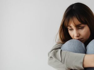 Cekricek.id - Sejumlah terapis kini membongkar berkaitan dengan mitos tentang depresi, gak sembuh hanya karena pikiran positif