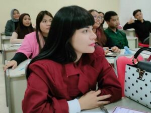Cekricek.id - Netizen benar-benar salut melihat Dinar Candy yang dianggap benar tahu menempatkan diri dan situasi, tertutup saat hadiri kuliah