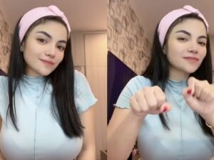 Dinar Candy hebohkan jagat maya dengan unggahan videonya yang sedang memamrkan payudaranya yang besar kepada para follower Tiktoknya.