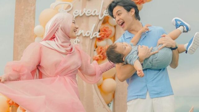 Cekricek.id - Netizen turut merasa bahagia melihat kabar bahagia disampaikan Dinda Hauw beserta sang suami, tentang calon anak keduanya