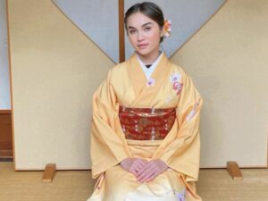 Cekricek.id - Elina Joerg memamerkan fotonya saat mengenakan kimono sebuah pakaian khas tradisional Jepang, dipuji dewasa dan anggun