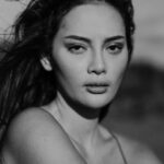 Cekricek.id - Penampilan dari Erika Carlina dipuji oleh netizen begitu sensual. Apalagi rambut panjangnya ini terlihat diterbangkan angin
