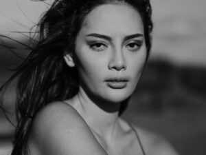 Cekricek.id - Penampilan dari Erika Carlina dipuji oleh netizen begitu sensual. Apalagi rambut panjangnya ini terlihat diterbangkan angin
