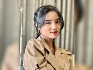 Cekricek.id - Artis cantik Fuji digombali habis-habisan oleh netizen. Terutama saat berpernampilan mengenakan baju yang mirip ala anak Pramuka.