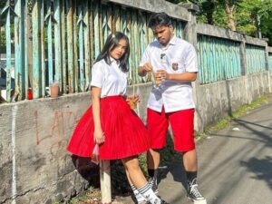 Cekricek.id - Pasangan fenomenal Fuji dan Thariq Halilintar kini pamer aksi kencan dengan mengenakan seragam SD, intip potret menawannya