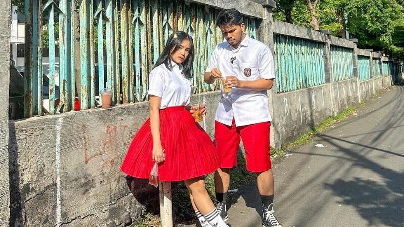 Cekricek.id - Pasangan fenomenal Fuji dan Thariq Halilintar kini pamer aksi kencan dengan mengenakan seragam SD, intip potret menawannya