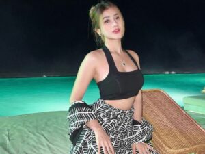 Cekricek.id - Banyak netizen meyakini jika matanya tidak akan minus jika melihat foto seksi dari Ghea Youbi, saat berpose di depan kolam renang