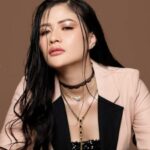 Cekricek.id - Penyanyi dangdut cantik Hesty Klepek-klepek mengaku hal yang cukup unik jika telah bucin alias jadi budak cinta yaitu jadi hyper