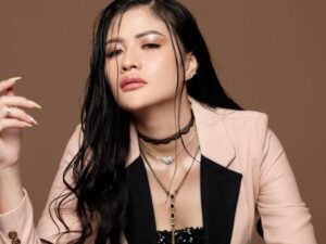 Cekricek.id - Penyanyi dangdut cantik Hesty Klepek-klepek mengaku hal yang cukup unik jika telah bucin alias jadi budak cinta yaitu jadi hyper