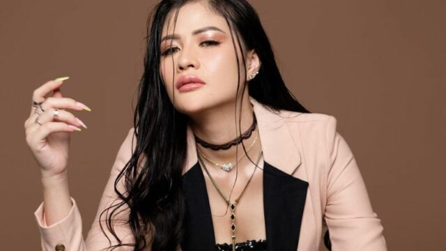 Cekricek.id - Penyanyi dangdut cantik Hesty Klepek-klepek mengaku hal yang cukup unik jika telah bucin alias jadi budak cinta yaitu jadi hyper