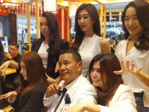 Hotman Paris membagikan momen bahagianya yang sedang party di klub Atas miliknya di kota Bali, sang pengacara malah diiingatkan soal akhirat.
