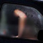 Sebuah video viral kerumanan yang tengah menangkap basah pasangan yang sedang mesum di delama mobil yang terpakir di tempat umum.