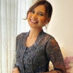 Cekricek.id – Indah Permatasari dipuji oleh netizen dan tampak begitu anggun ketika mengenakan sebuah kebaya, otot lengannya bikin salfok