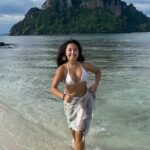Cekricek.id - Banyak dari netizen menjuluki Jennifer Coppen layaknya bocil. Padahal ia sedang berlarian di pantai hanya mengenakan bikini.
