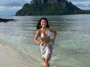 Cekricek.id - Banyak dari netizen menjuluki Jennifer Coppen layaknya bocil. Padahal ia sedang berlarian di pantai hanya mengenakan bikini.