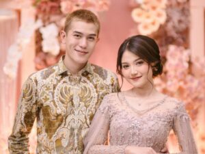 Cekricek.id - Belum lama ini kabar bahagia datang dari Julian Jacob. Dikarenakan telah resmi meminang gadis pujaan hatinya, Miriam Eka.