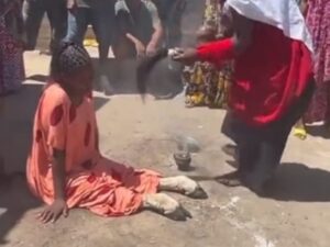 Seorang wanita viral karena kakinya berubah menjadi kaki sapi dan di pantatnya ada ekor sapi berwarna hitam yang bergerak-gerak.