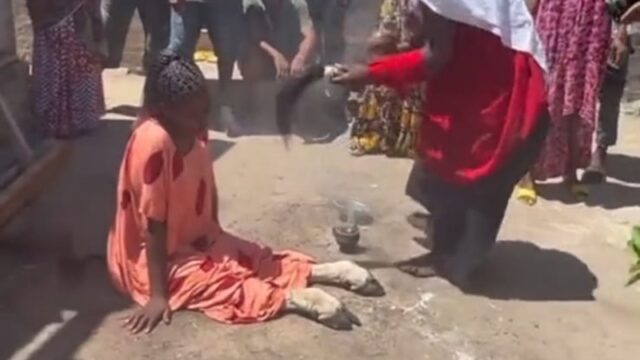 Seorang wanita viral karena kakinya berubah menjadi kaki sapi dan di pantatnya ada ekor sapi berwarna hitam yang bergerak-gerak.