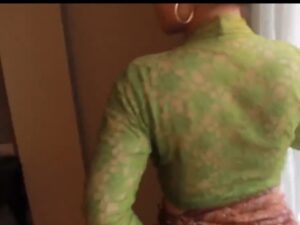 Seorang wanita yang berprofesi sebagai model hebohkan jagat maya dengan beredarnya video syur yang sedang berkebaya biru.