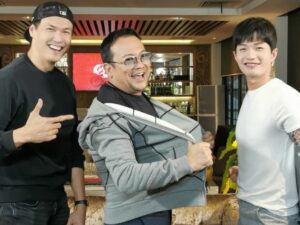 Cekricek.id - Kurang lebih butuh waktu sekitar 10 tahun bagi Irwan Chandra mantan personil Hitz dan Lee Jong Hoon untuk kembali berbaikan.
