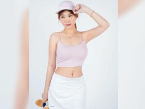 Cekricek.id - Banyak netizen merasa godaan wanita memang jauh lebih berat daripada godaan setan, ketika melihat foto Livy Renata pamer pusar