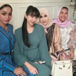 Cekricek.id- Kali ini netizen justru dibuat di bingung dengan perkataan Lucinta Luna yang menyebut dirinya sebagai sosok ibu-ibu.